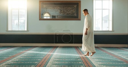 Foto de Gratitud, islámico y el hombre con fe en una mezquita para la oración, la paz y el cuidado espiritual en la religión santa para Allah. Respeto, Ramadán y persona musulmana con bondad, esperanza y humildad después de la adoración. - Imagen libre de derechos