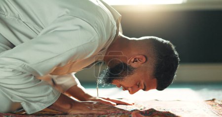 Foto de Hombre de oración islámico en estera en mezquita con atención plena, amor y gratitud en el compromiso de la fe. Adoración, religión y persona musulmana en santo templo para alabanza, enseñanza espiritual y meditación paz - Imagen libre de derechos