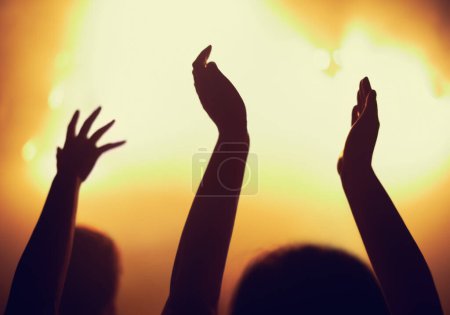 Téléchargez les photos : Concert, applaudissements et mains de personnes en public ou foule avec de l'énergie pour la soirée dansante. Musique, lumière et événement avec un groupe de fans à la performance rock sur scène pour le festival de célébration. - en image libre de droit