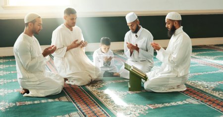 Téléchargez les photos : Musulman, priant et hommes avec enfant dans la mosquée pour la religion spirituelle ensemble comme famille pour adorer Allah dans le Ramadan. Peuple islamique, arabe et saint avec paix ou respect pour la gratitude, la confiance et l'espérance. - en image libre de droit