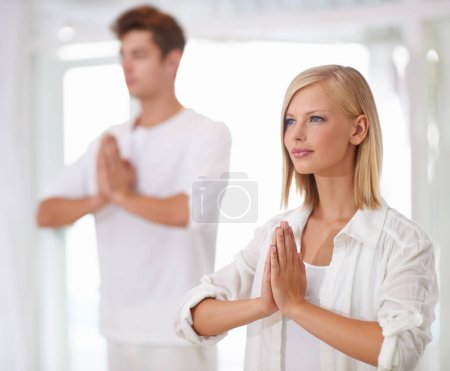 Téléchargez les photos : Méditation, mains de prière et personnes dans un studio avec paix, zen et santé mentale, bien-être ou équilibre. Pleine conscience, détendez-vous et faites équipe avec un exercice holistique, respiratoire ou de yoga pour la conscience spirituelle. - en image libre de droit