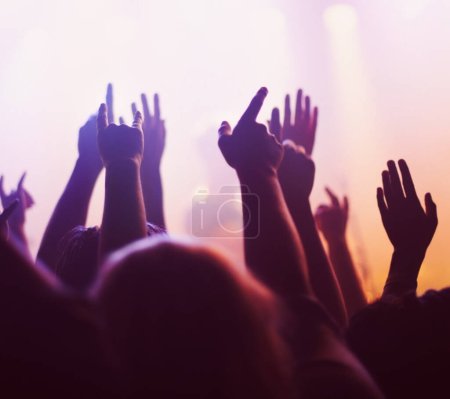 Téléchargez les photos : Concert rock, mains et festival de musique avec des gens, énergie et fête avec plaisir et divertissement. Liberté, danse ou foule criant avec excitation et social avec public ou groupe avec célébration. - en image libre de droit