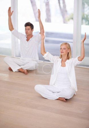 Téléchargez les photos : Yoga, méditation et couple font des pilates à la maison pour le bien-être zen, la pleine conscience et la formation. Fitness, exercice et équilibre homme et femme dans la maison pour une guérison holistique, méditer et un état d'esprit sain. - en image libre de droit