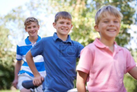 Téléchargez les photos : Nature, heureux et enfants avec vélo dans le parc apprendre à rouler pour l'exercice dans une forêt de plein air. Sourire, collage et portrait de jeunes enfants à vélo pour passe-temps dans les champs, les bois ou le jardin - en image libre de droit
