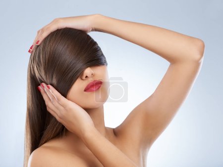 Gesicht, Schönheit und Haare der Frau im Salon im Studio auf weißem Hintergrund zur Keratinbehandlung. Hände, Nägel und Maniküre mit selbstbewusstem jungen Haarpflegemodell für Shampoo, Kosmetik oder Friseur.