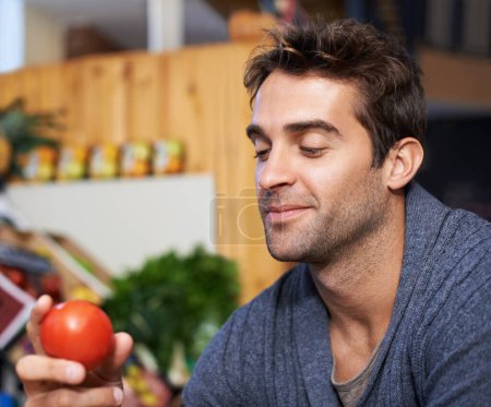 Téléchargez les photos : Tomate, choix ou homme faisant du shopping dans un supermarché pour des promotions d'épicerie, des soldes ou des rabais. Sourire, vente au détail ou achat d'épicerie pour une alimentation saine, des légumes ou des produits alimentaires biologiques. - en image libre de droit