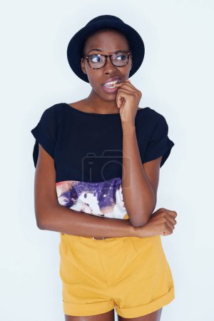 Téléchargez les photos : Mode, pensée et confondu avec femme noire hipster en studio sur fond blanc pour le style. Doute, question et idée de solution avec les jeunes en tenue tendance pour la résolution de problèmes. - en image libre de droit