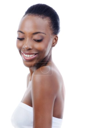 Téléchargez les photos : Beauté, détente et visage de femme noire en studio avec sourire, maquillage naturel ou éclat du visage. Cosmétiques, dermatologie ou soins de la peau sur fond blanc pour une peau, une brillance ou un bien-être sains - en image libre de droit