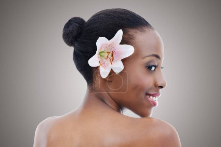 Téléchargez les photos : Fleur, soins de la peau et sourire de profil de femme noire en studio sur fond gris pour le bien-être cosmétique. Esthétique, beauté ou dermatologie florale et dos de jeune heureux au spa avec plante d'orchidée. - en image libre de droit