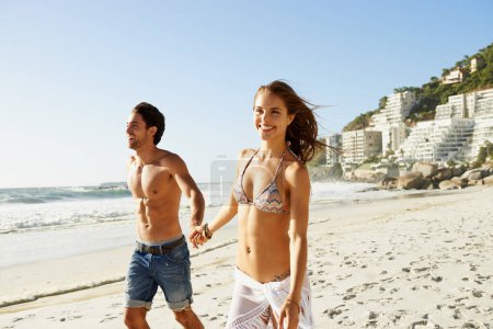 Téléchargez les photos : Se tenant la main, l'amour et le couple marchant sur une plage avec le sourire, le plaisir et le lien dans la nature ensemble. Voyagez, amusez et heureux en mer pour des vacances d'été, de romance ou d'anniversaire en Afrique du Sud. - en image libre de droit