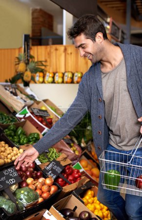 Téléchargez les photos : Légumes, nourriture ou homme heureux faisant leurs courses dans un supermarché pour des promotions d'épicerie, des soldes ou des rabais. Vérifiez, choisissez ou achetez des produits alimentaires pour une alimentation saine, des produits biologiques frais ou un régime alimentaire. - en image libre de droit