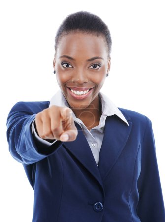 Foto de Mujer feliz, negro y retrato con apuntar a usted para el reclutamiento en los negocios en el fondo blanco. Contratación, decisión y recursos humanos persona gesto con la mano para unirse a nosotros con la opción de incorporación. - Imagen libre de derechos