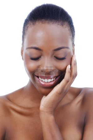 Téléchargez les photos : Femme noire, visage et heureux pour la beauté naturelle, la dermatologie et les soins de la peau avec éclat et bien-être sur fond blanc. Sourire, soin sain de la peau et des cosmétiques, brillance et soin du visage avec la main dans un studio. - en image libre de droit