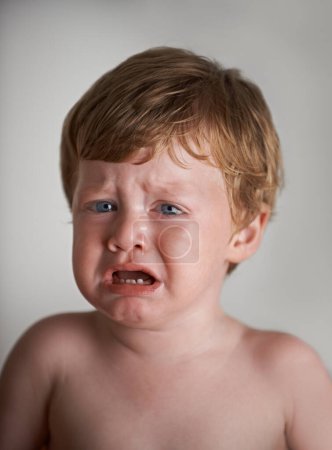 Téléchargez les photos : Triste bambin, pleurant et portrait de garçon dans sa maison avec colère émotionnelle ou perte dans l'enfance. Moody, trouble et maison avec un jeune homme frustré enfant, bébé ou bébé avec larmes, peur ou bruit. - en image libre de droit