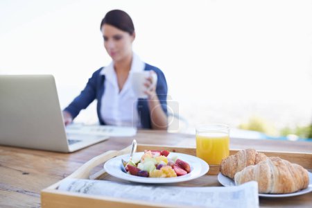 Essen, Laptop und Frühstück im Freien, Frau und Tisch mit gesunder Mahlzeit, freiberuflich und online. Mensch, Arbeiter und Schreiben mit Technologie, PC und kreativ mit Kaffee in der Fernarbeit und im Geschäft.