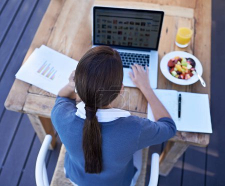 Arbeiter, Laptop und Tisch mit Frühstück, Outdoor und Essen als gesunde Mahlzeit, arbeiten und online. Über Person, Mitarbeiter und Schreiben mit Technologie und zurück von Kreativen mit Saft in abgelegenen Arbeitsplatz.