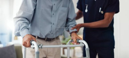 Téléchargez les photos : Les mains, l'infirmière et le cadre de marche avec la personne âgée pour les services de santé, le soutien à la retraite et les soins à domicile. Travailleur médical ou soignant aidant un patient âgé handicapé pour la physiothérapie. - en image libre de droit