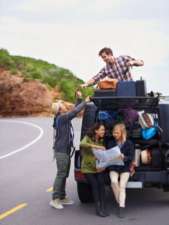Amis, road trip et carte ou voyage en voiture avec bagages sur le toit sur le sentier de montagne pour des vacances, l'aventure ou l'emplacement. Personnes, groupe et ensemble en Italie avec transport ou camping, vacances ou sacs.