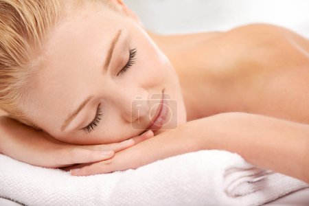 Foto de Relajarse, dormir y la cara de la mujer en el spa para el tratamiento holístico de lujo, la salud facial y la terapia de masaje profesional. Autocuidado, paz y refresco para niña en la cama con bienestar corporal, descanso y hotel - Imagen libre de derechos