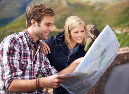 Glückliches Paar, Karte und Reise mit Ort, Ziel oder Koordinaten auf dem Berg in der Natur. Junger Mann und Frau mit Lächeln, Dokument oder Papier mit Routen für Navigation, Hilfe oder Outdoor-Tourismus.