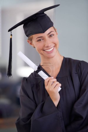 Foto de Graduación, certificado y retrato de la mujer feliz en la universidad para la beca en Canadá. Cara, graduado o sonrisa del estudiante con diploma para la educación, logro o celebrar el éxito en la universidad. - Imagen libre de derechos