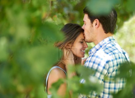 Téléchargez les photos : Portrait, jeune couple et baiser sous les arbres dans le parc et profiter de l'amour au soleil d'été. Gai, proposition spéciale et en plein air, partenaires romantiques liés style de vie aimant et ludique. - en image libre de droit