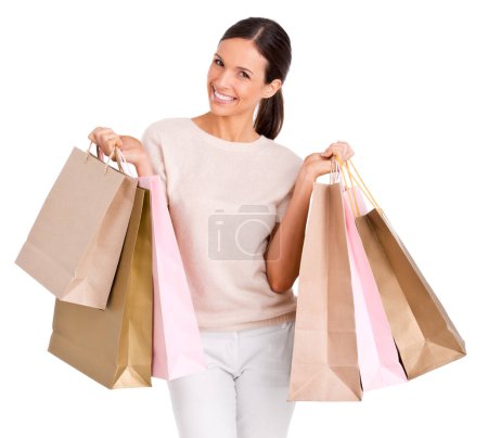 Téléchargez les photos : Mode, shopping et portrait de femme sur fond blanc avec sac à vendre, escompte et affaire. Client enthousiaste, heureux et isolé pour les produits de détail, le consumérisme et l'achat en studio. - en image libre de droit