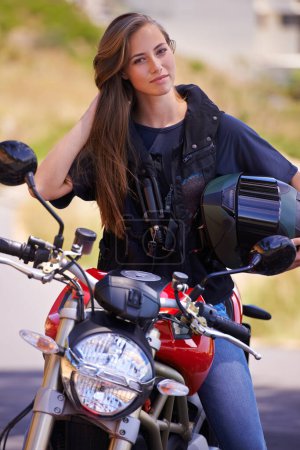 Téléchargez les photos : Femme heureuse, portrait et motard à moto en ville avec casque pour un voyage en voiture, en voyage ou en plein air dans la nature. Femme en confiance pour une balade, un transport ou une visite dans une ville urbaine. - en image libre de droit