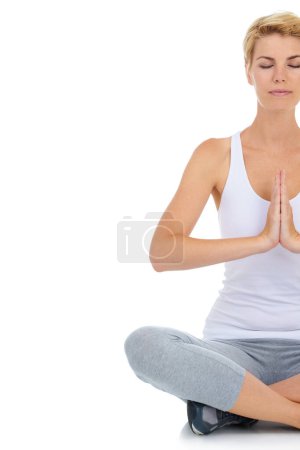Téléchargez les photos : Femme, prière avec yoga et méditation en studio avec pleine conscience et tranquillité d'esprit sur fond blanc. Exercice, bien-être et santé avec équilibre chakra pour une guérison holistique, spirituelle et zen. - en image libre de droit