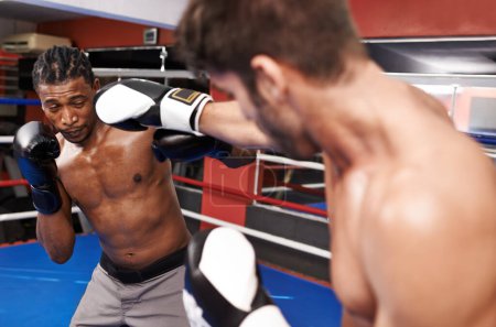 Téléchargez les photos : Hommes, boxe et punch de combat pour la compétition d'entraînement pour athlète professionnel pour l'endurance, la performance ou l'exercice. Hommes, gants et sports de combat pour l'entraînement, la défense ou l'équipement. - en image libre de droit