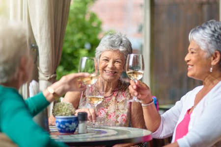 Téléchargez les photos : Déjeuner, vin et acclamations avec des amis âgés au restaurant pour se lier, rendez-vous et se détendre. Retraite, hospitalité et bonheur avec le groupe de personnes âgées avec boisson pour le social, la mémoire et le soutien. - en image libre de droit