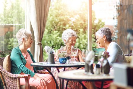 Téléchargez les photos : Déjeuner, vin et rire avec des amis âgés au restaurant pour se lier, rendez-vous et se détendre. Retraite, hospitalité et bonheur avec le groupe de personnes âgées avec boisson pour le social, la mémoire et le soutien. - en image libre de droit