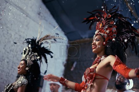Foto de Noche, carnaval o mujeres en traje de baile para la celebración, la cultura musical o samba en Brasil. Chicas amigas, fiesteras o bailarinas con ritmo o moda en el festival, desfile o espectáculo en Río de Janeiro. - Imagen libre de derechos