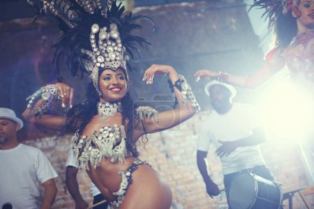 Téléchargez les photos : Performance, danse et femmes au carnaval en costume pour la célébration, la culture musicale et le groupe heureux au Brésil. Samba, soirées entre amies au festival, défilé ou spectacle scénique à Rio de Janeiro. - en image libre de droit