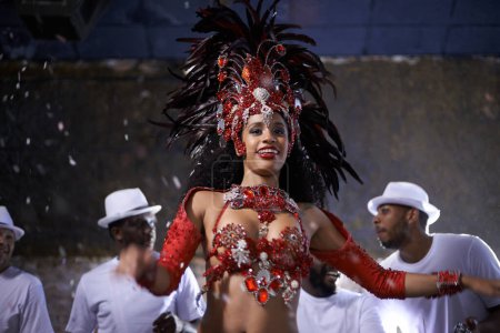 Téléchargez les photos : Femme, danse et samba pour festival de musique, carnaval ou spectacle de rue avec costume la nuit. Danseuse excitée avec batteur ou groupe pour événement, célébration et culture avec confettis à Rio de Janeiro. - en image libre de droit