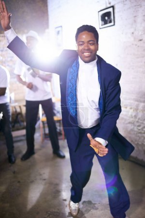 Téléchargez les photos : Happy, danse et homme noir à l'événement avec de la musique, de la lumière et de la samba pour célébrer la culture au Brésil. Africain, personne et émouvant avec des performances créatives à la fête et la joie de la salsa ou le talent. - en image libre de droit