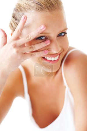Foto de Retrato, belleza y manicura de uñas con mujer en estudio aislado sobre fondo blanco para tratamiento cosmético. Cara, sonrisa y maquillaje con un joven feliz mostrando las manos o los dedos en el salón. - Imagen libre de derechos