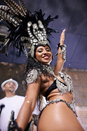 Téléchargez les photos : Danseuse, carnaval et fille en portrait avec confiance, fierté ou culture en angle bas pour la performance musicale la nuit. Personne, femme et scène à l'événement, fête et sourire à la célébration à Rio de Janeiro. - en image libre de droit