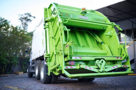 Müllwagen, Schmutz und Transport für die Müllabfuhr auf der Straße in der Stadt für die Reinigung der öffentlichen Umwelt. Schrott, Recycling und Fahrzeuge mit Abfall oder Abfall für die Straßenreinigung oder -wartung im Freien