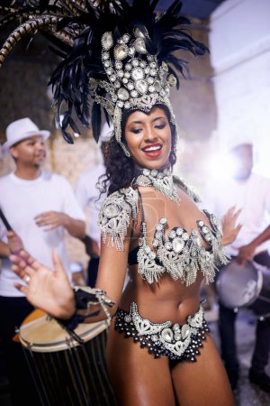 Téléchargez les photos : Samba, danse et femme en spectacle au carnaval, festival et événement au Brésil pour la célébration estivale de la culture. Salsa, danseuse et mode créative à la fête avec de l'énergie pour la musique ou les gens au club. - en image libre de droit