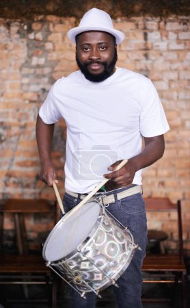 Téléchargez les photos : Portrait, batterie ou carnaval avec un Noir jouant d'un instrument dans un festival à Rio de Janeiro. Brésil, prêt à faire la fête avec un musicien, un interprète ou un artiste masculin tapant sur un tambour pour créer un rythme. - en image libre de droit
