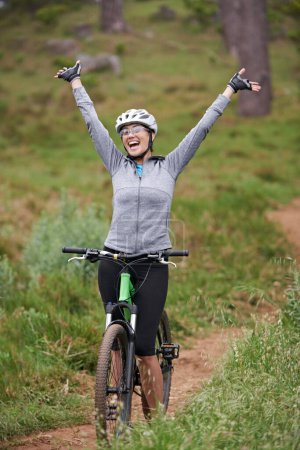 Téléchargez les photos : Cyclisme, fitness et succès des femmes dans la nature pour la célébration, la réalisation et les objectifs d'entraînement ou de voyage. Personne excitée ou gagnant les bras levés pour la liberté, gagner et oui à vélo sur les montagnes. - en image libre de droit
