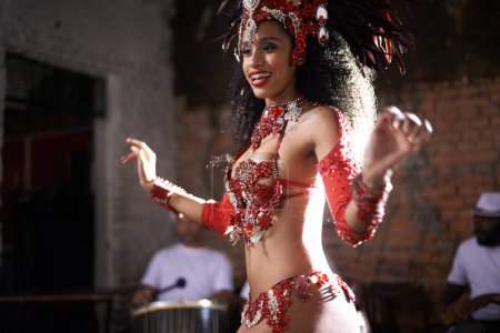 Téléchargez les photos : Femme heureuse, danseuse de samba et festival avec orchestre pour la performance au carnaval ou concert. Visage d'une Brésilienne ou d'une artiste exotique au sourire ou à la mode culturelle pour danser ou faire la fête à Rio. - en image libre de droit