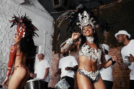 Téléchargez les photos : Performance, danse et femmes heureuses au carnaval en costume pour la célébration, la culture musicale et le groupe au Brésil. Samba, soirées entre amies au festival, défilé ou spectacle scénique à Rio de Janeiro. - en image libre de droit