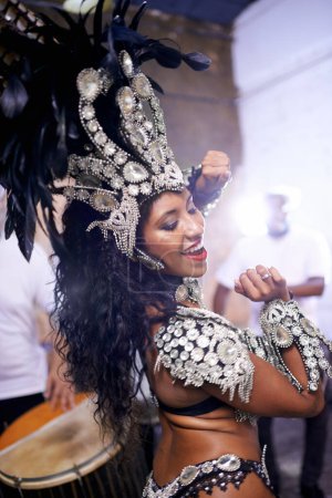 Téléchargez les photos : Danse, performance et femme au carnaval, festival et événement au Brésil pour la célébration estivale de la culture. Samba, danseuse et salsa de mode créative avec énergie à la musique ou aux gens au club ou à la fête. - en image libre de droit