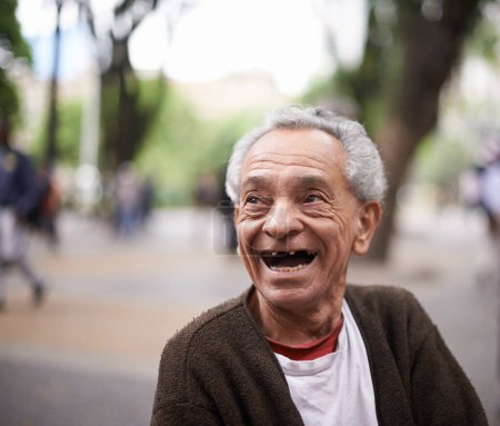 Foto de Viejo, ríete y descansa en el parque para la jubilación, la felicidad y el buen humor en Sudáfrica. Alegre, pensionista y sonriente para una historia tonta, tonta o divertida para aliviar el estrés, el ocio o la relajación. - Imagen libre de derechos