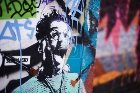 Téléchargez les photos : Graffiti, street art créatif et abstrait sur mur avec peinture en spray couleur pour l'affichage, l'illustration et l'expression artistique. Création, déclaration de rébellion et design pour la vue et la culture du public. - en image libre de droit