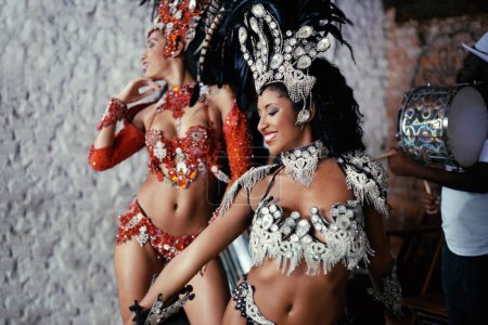 Téléchargez les photos : Samba, carnaval et femmes en costume ensemble pour la célébration, la culture musicale et le groupe heureux au Brésil. Danse, fête et amies avec le sourire au festival, défilé ou spectacle de scène à Rio de Janeiro. - en image libre de droit