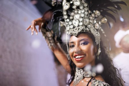 Téléchargez les photos : Carnaval, danseuse et portrait de femme au festival, événement ou samba au Brésil pour la célébration estivale de la culture. Salsa, danseuse et mode créative avec le bonheur de la musique ou des gens au club ou à la fête. - en image libre de droit