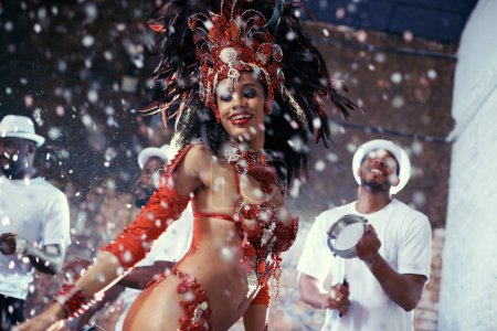 Téléchargez les photos : Musique, danse ou femme heureuse dans la célébration du carnaval, la culture musicale ou la samba à Rio de Janeiro, Brésil. Soirée, soirée ou danseuse avec sourire au festival, défilé ou spectacle live amusant. - en image libre de droit